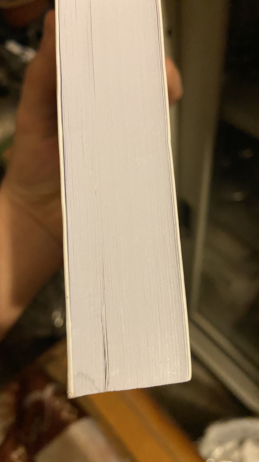 Sách nội dung hay nhưng hình thức bìa trắng dễ bám bụi bẩn. Sách đọc rất loá mắt!

Sách mua còn nguyên seal mà xước xẹo, bẩn bụi bìa và các góc cạnh. Mua hàng online quả là 50/50, kiểu 5 ăn 5 thua mệt mỏi thực sự... Khâu bảo quản, giữ gìn, kho bãi hàng hoá kém.

Nếu mua chỉ để đọc thì ỔN. Còn để tặng, sưu tầm hay mua hộ người khác thì không nên mua sách đảm bảo kiểu này!!!

Mong nhà cung cấp cải thiện, khắc phục dịch vụ!