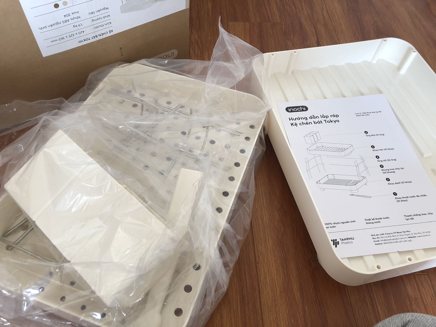 Giao lần 1: đặt 2 kệ di động thông minh được 2 kệ chén bát. Gọi tiki, rất thân thiện cho ng lấy lại sp để đổi.
Giao lần 2: Sau khi lấy 2 kệ chén bát về, 3 ngày sau nhận tin báo giao hàng, nhờ ng nhận hộ. Tối về xem ngã ngửa vì vẫn nhận được 2 kệ chén bát. Chờ 10 ngày 2 kệ di động được 2 kệ chén bát. E cũng chịu rồi.