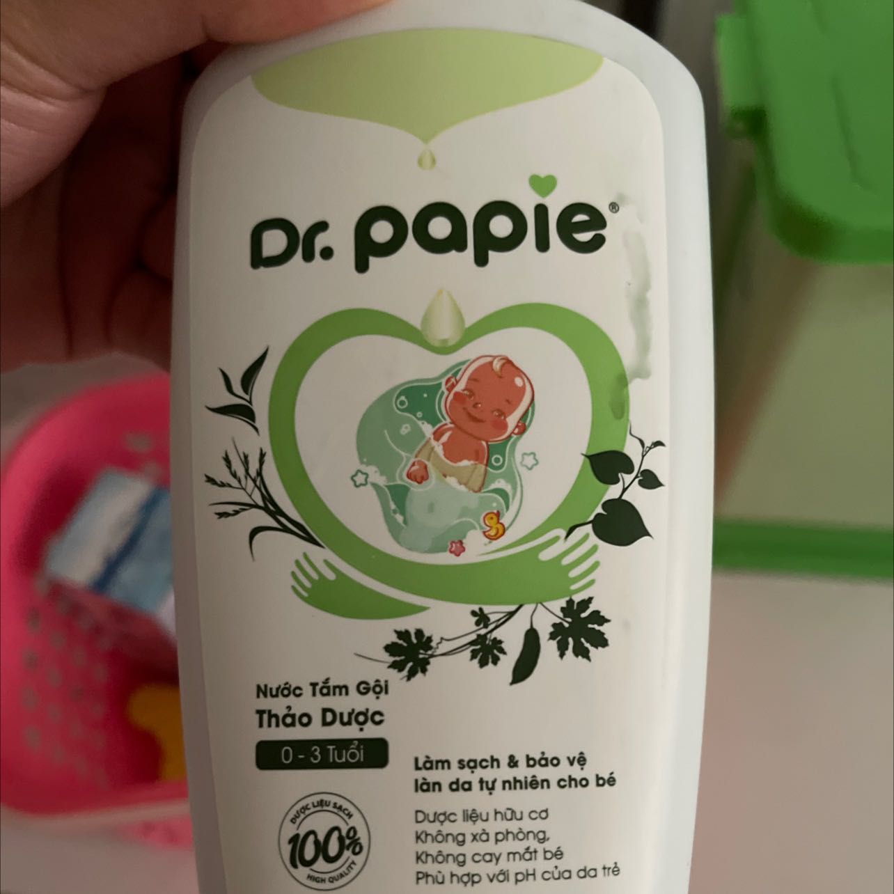 Vấn đề rất lớn luôn. Ban đầu mình tắm nước rất thơm mùi dễ chịu . Khoảng gần nửa chai mình thấy có mùi như mùi nhựa. Mình nhờ mọi người ngửi xem có bị nhầm lẫn k thì mọi người vẫn nghe mùi nhựa. Sợ quá k hiểu sp chai của mình bị lỗi sx hay như thế nào. Bỏ luôn k dám dùng