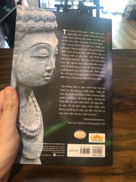 Sách hay, đưa ra nhiều lập luận logic, sử dụng ngôn ngữ VN để giải thích sự việc nên ko mơ hồ theo kiểu ngôn ngữ Phật giáo Trung Quốc. 

Có một lập luận hay của tác giả là "Nếu ông Gautama (Trung Quốc gọi là Phật) không phải là nhân vật có thật, Đạo Buddha (Trung Quốc gọi là đạo Phật) liệu có xụp đổ không"

Trả lời: không, vì Gautama tạo ra Pháp, Pháp mãi trường tồn, nó là con đường dẫn người ta tới việc giải thoát khổ (Dukha). Việc Gautama có thật không, không quan trọng, Đạo Buddha không cần một vị thần, Gautama không tồn tại để ban phép hay đáp ứng lời cầu xin, nó là suy nghĩ duy vật về cách nhận biết sự vật vốn dĩ như nó đang tồn tại. Tồn tại hay không tồn tại, vô thường hay hữu thường, thật chất Gautama chưa từng trả lời nó....

Theo một cách nghĩ đó, nếu Jesus không phải nhân vật có thật, đạo Chúa (Cơ Đốc) sẽ xụp đổ hoàn toàn, vì nó dựa trên niềm tin vào một vị độc thần duy nhất ban ơn điển cho tất cả.