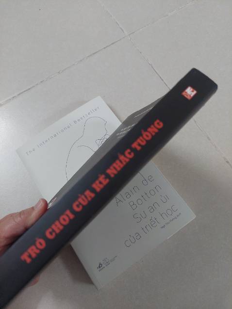 Mila Vasquez nữ thám tử chuyên về các vụ án mất tích một lần nữa quay trở lại bóng tối hay đúng hơn bóng tối lại tìm đến cô.
Câu chuyện về những mặt trái của công nghệ, Internet, mạng xã hội hay trí tuệ nhân tạo là một ẩn dụ nhắc nhở chúng ta về một “Kẻ nhắc tuồng” mới đang tung hoành.