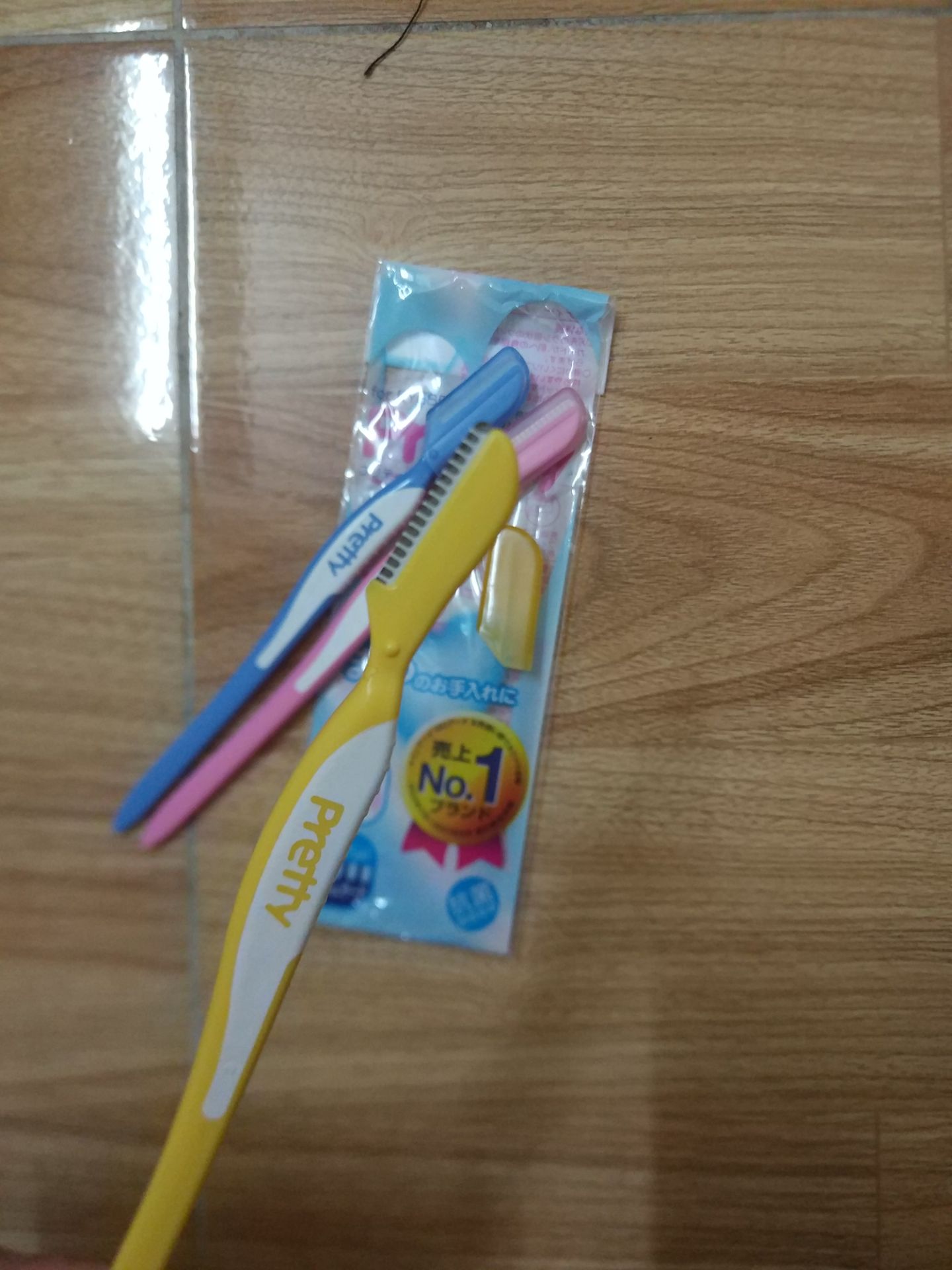 Dao dùng ổn, an toàn, không quá sắc vì có gờ. Tuy nhiên, không cạo sạch và khó tạo kiểu.
Mình nghĩ cái này phù hợp với những người mới sử dụng