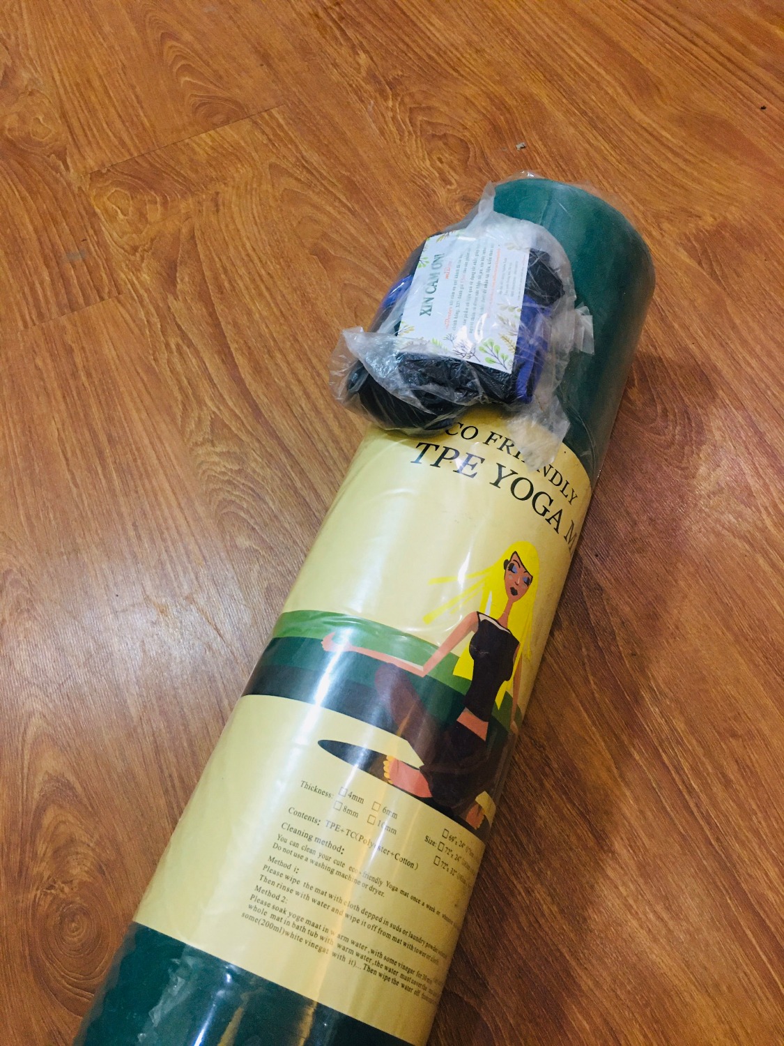 Feedback sau 3 ngày dùng thử:
- Thảm khá êm và bám mặt sàn tốt, nên có gập bụng hoặc gập lưng không bị xô
- Màu sắc có 2 mặt, đều nhám, tuy nhiên có 1 mặt nhám hơn nên để xuống dưới, thì bám chắc chắn hơn.
- Đây là shop duy nhất mình thấy có túi và dây đi kèm, túi đựng tiện lợi khi đi ra ngoài, dây kéo cũng chắc, siết chặt.
- Mình mua thử dùng ok, mua cho bạn gái mình 1 cái màu xanh nữa. đều không bị sẹp, ko bị lún. So với thảm ko có thương hiệu thì tốt hơn hẳn, thảm ko thương hiệu thấy lún lắm, dẫm chân lâu 1 chỗ là không đàn hồi lại bình thường được
- Có nhiều màu sắc chọn lựa, mình thì chọn màu này vì thích màu này và nó sạch sẽ
- Ngoài ra, nó ko mùi cao su công nghiệp như mấy loại kia, được cái dễ dàng lau sạch nữa hihii

Vui quá hà! ủng hộ tiki, ủng hộ miDoctor