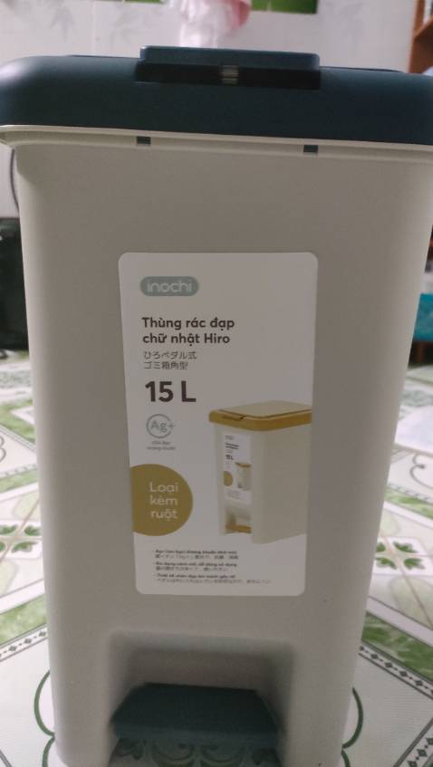 Hình dáng đẹp, nắp tiện lợi, có thể dùng tay hoặc dùng chân để bật