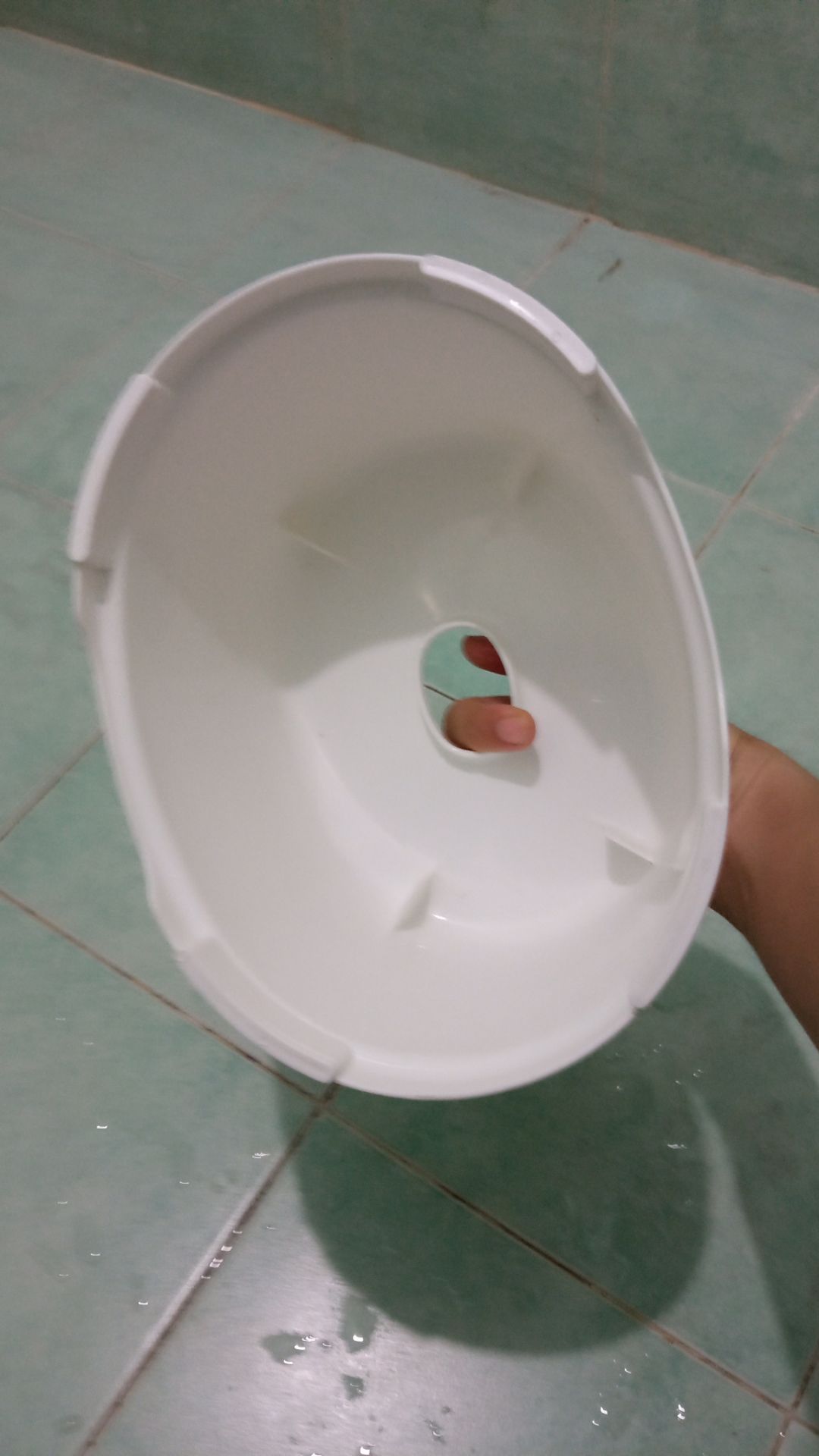 hàng đẹp, chất lượng tốt. ghế ngồi chịu lực 80kg. cao hơn mấy ghế khác 1 xíu. hơi dẹp nên tắm ngồi cẩn thận, dễ bị trượt