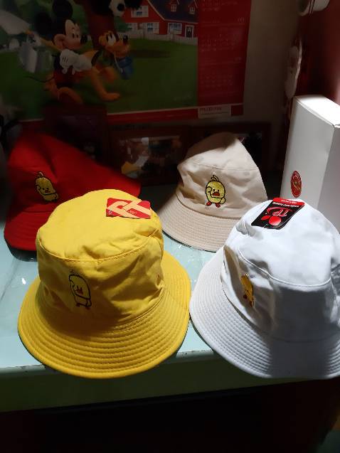 Nón vải đẹp - không ra màu khi giặt - đội vào rất xinh.  Tuy nhiên, nhược điểm khi mua là không có mục lựa chọn size cho đều, khiến mình mua 4 cái thì rơi vào 2 size - 2 lớn & 2 nhỏ.  Tiki & Shop nên bổ sung phần ghi chú cho Khách khi mua hàng nhé.  Xin cám ơn.