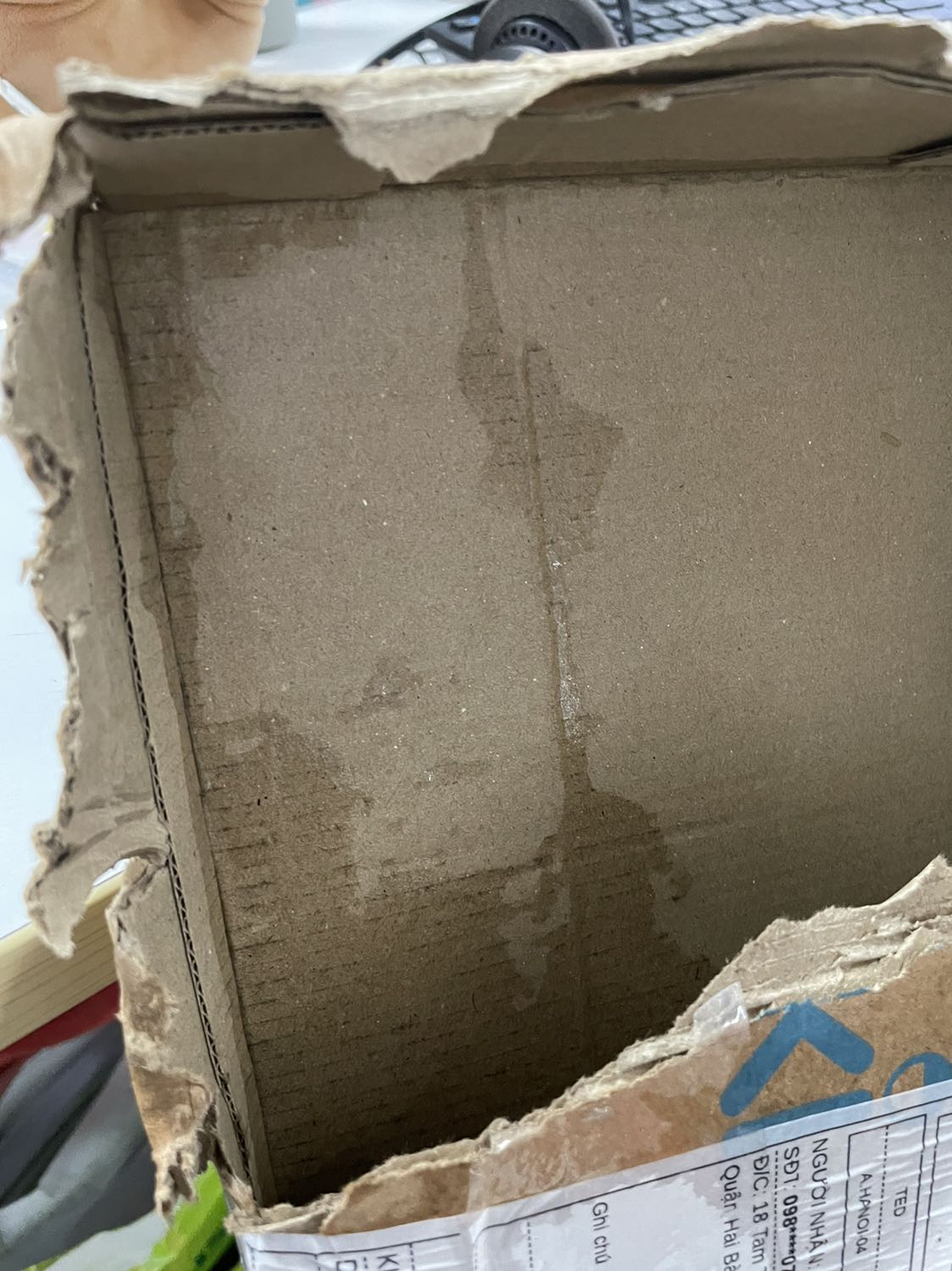 Mua sách, trời mưa, shipper giao cho cục hàng bằng giấy ướt mẹp :)