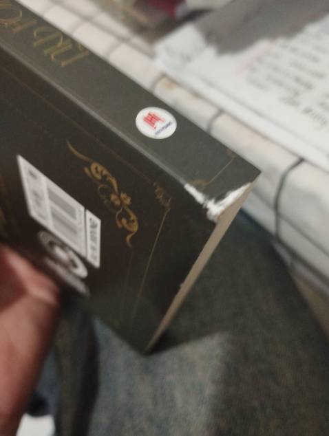 Sách bị gấp góc,bị tróc ở gáy sách