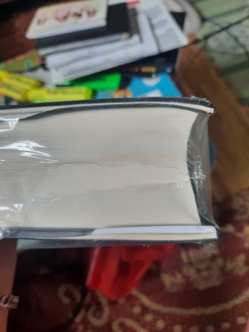 Sách bị gãy góc, giấy bên trong bị ẩm