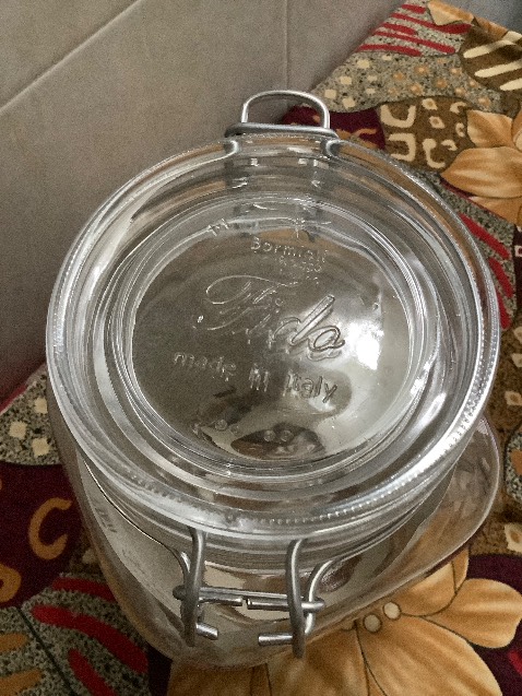 Hũ có nắp gài nên đóng kín, không biết để trong tủ lạnh nắp gài có bị sét gỉ không , thủy tinh dày. Đóng gói nhiều lớp nên hàng giao đến không bị sứt mẻ. Sản phẩm rất ưng ý.