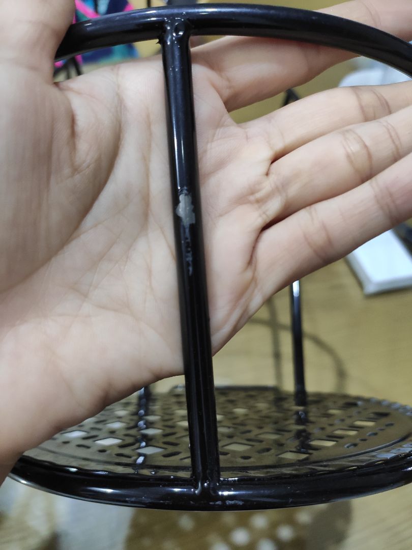 ko biết vì lười hay vì tiết kiệm mà shop ko gói riêng từng kệ dẫn đến tình trạng cọ vào nhau nên bị tróc sơn hết 3 cái rồi. nhờ vậy mới biết là lớp sơn khá mỏng. nhưng về kết cấu thì khá vững chắc. nhìn tổng thể là đẹp