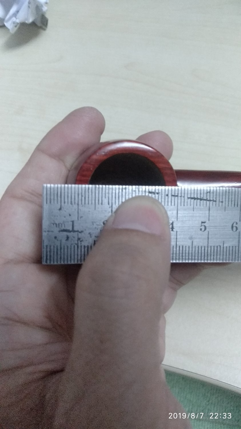 Tẩu thuốc tôi nhận được chỉ có hình dáng như mô tả, còn lại không giống như mô tả của nhà cung cấp:
- Tẩu không làm bằng gỗ Rosewood (vì nó nhẹ bong, nhẹ bang cái cán hút nhựa)
- Kích thước tẩu sai với mô tả. Thành tẩu rất mỏng, chỉ 2mm
- Không hề có logo D-Brand nhãn hiệu bên hông tẩu như mô tả trong hình và tên sản phẩm