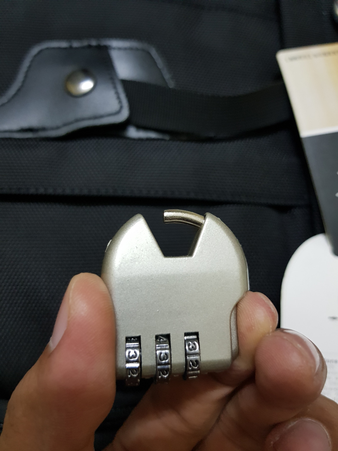 Balo vải cũng ok. Bên trong ko dày như mong đợi. Đựng được khá nhiều đi chơi 1 tuần hoặc hơn thoải mái. mang khá ôm đi lại thoải mái.
Điểm ko hài lòng là mấy chỗ móc dây làm bằng nhựa, khóa cho kèm theo để cho vui thôi.