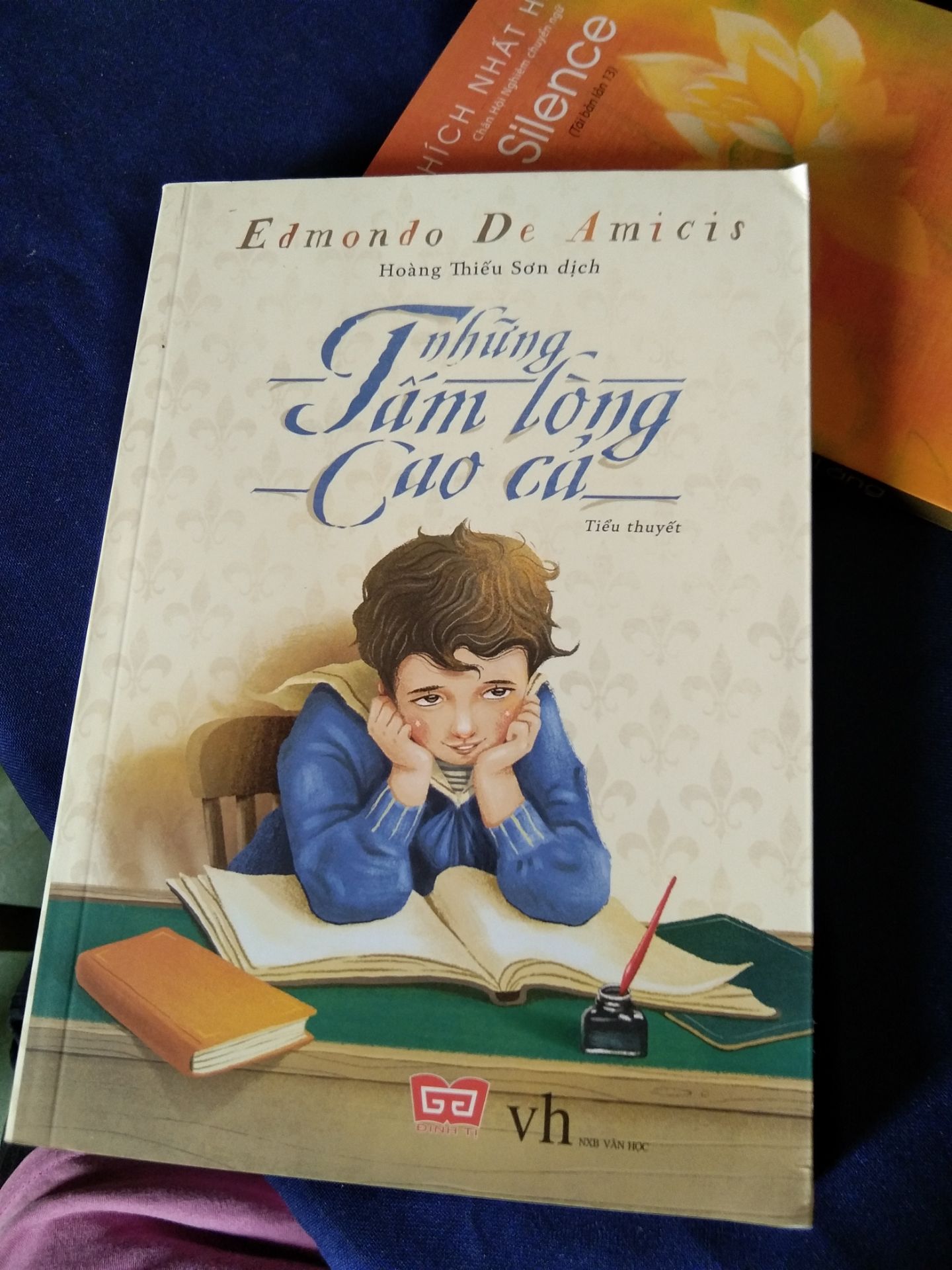 sách bị cong mép với gáy cũng bị cong
đóng gói không tốt 
hộp mềm oặt