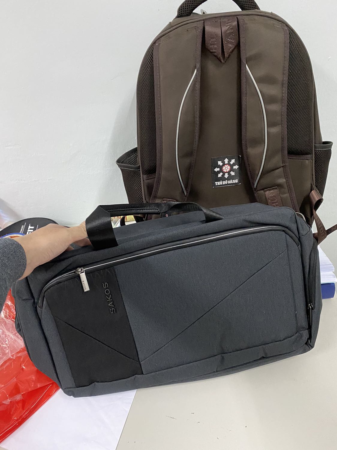 Hơi nhỏ, chỉ ngang cặp laptop