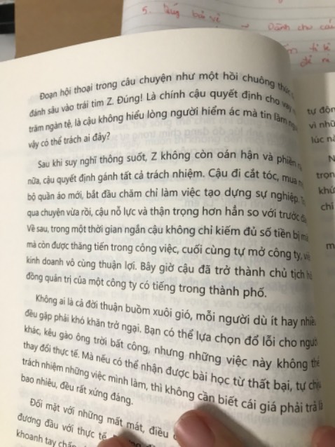 Mua đúng quyển sách viết theo cách mà mình ghét nhất - sách self-help tác giả Trung Quốc 
Trời ơi!!! Sao đọc 10 cuốn như 1 vậy 
Thật sự lối hành văn của các tg TQ về sách self-help nó một màu như vậy ư? 

Từng chương nhỏ tách lẻ - mở đầu bằng vài câu dạy đời - dẫn chứng bằng các nhân vật theo bảng chữ cái ABCXYZ/ anh họ/ bạn thân/…. - đúc kết lại tiếp bằng những câu từ giáo huấn vừa đánh vừa xoa, sặc mùi giả dối.
Đâu ra mà lắm người quen, người thân thành công trong cuộc sống thế ???? 

Nhưng vì quá tiếc tiền mình sẽ đọc hết quyển sách ( I’ll try ) :((((