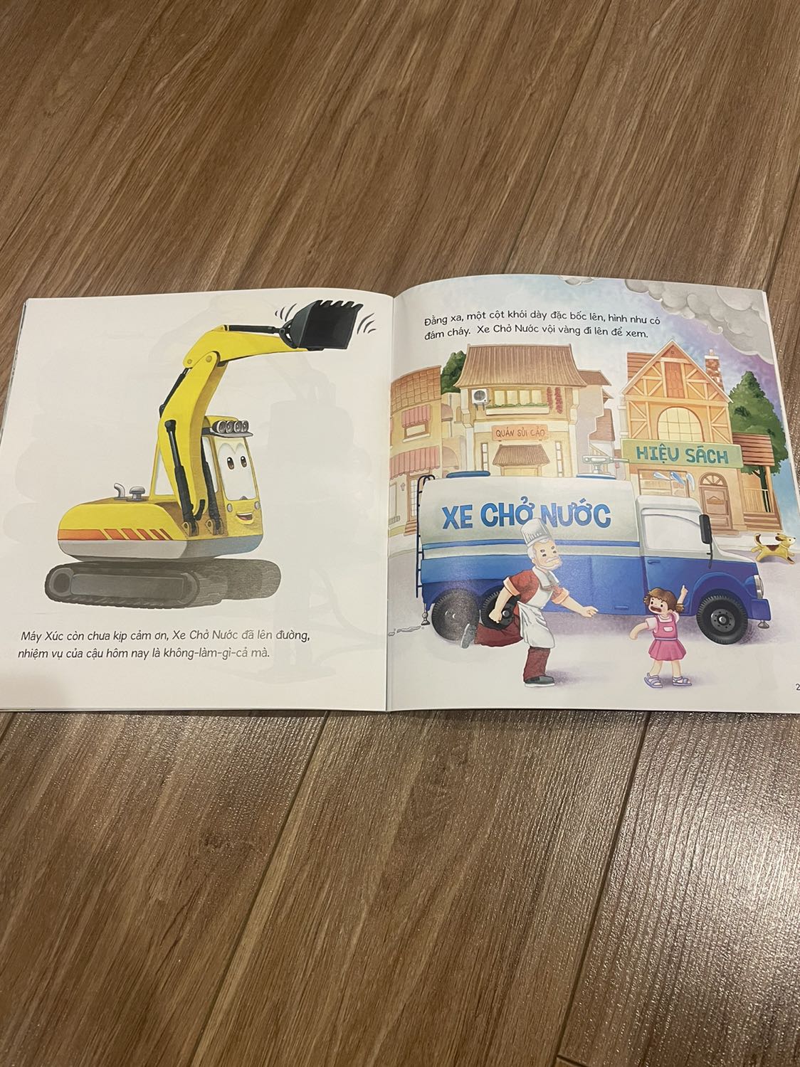 Hình vẽ và màu sắc rất đẹp, lời dẫn ngắn gọn xúc tích. Mình thấy rất phù hợp cho bé nhà mình (2 tuổi).