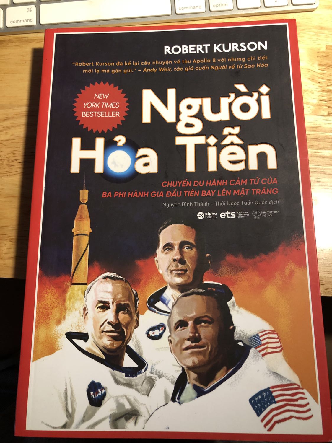 Nghe thử trên fonos thấy hay quá nên quất luôn. Sách viết rất dễ hiểu, dễ cảm nhận đc sự gắn kết giữa các mốc thời gian chứ ko bị rối. Văn phong dí dỏm, hóm hỉnh. Đáng đồng tiền bát gạo. Mong các cty đầu tư thêm về mảng sách ko gian vĩ trụ. Đang dịch dã mà tiki giao hàng rất nhanh.