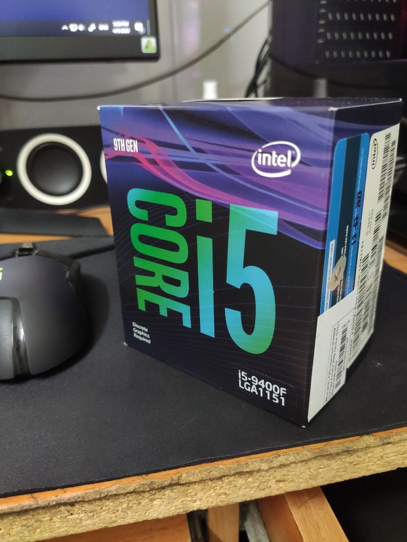 Đang dự định đổi cpu vì cpu 4 nhân hiện tại không đủ nhu cầu sử dụng của mình nữa. 
Tikinow hàng giao nhanh khỏi bàn cãi, giá hành chính hãnh full box nguyên seal đắt hơn cửa hàng ở ngoài tầm hơn 100k.
 Lưu ý là hàng box chính hãng nguyên seal bảo hành 3 năm nha, nếu bạn xem bên ngoài bán với giá 3tr3- 3tr5 có thể là hàng theo tray không box.
Mình đã cắm chạy luôn, không vấn đề. Cho 4 sao vì box được gọi là mới toanh như khi mua ở ngoài. Có thể do chất kho.