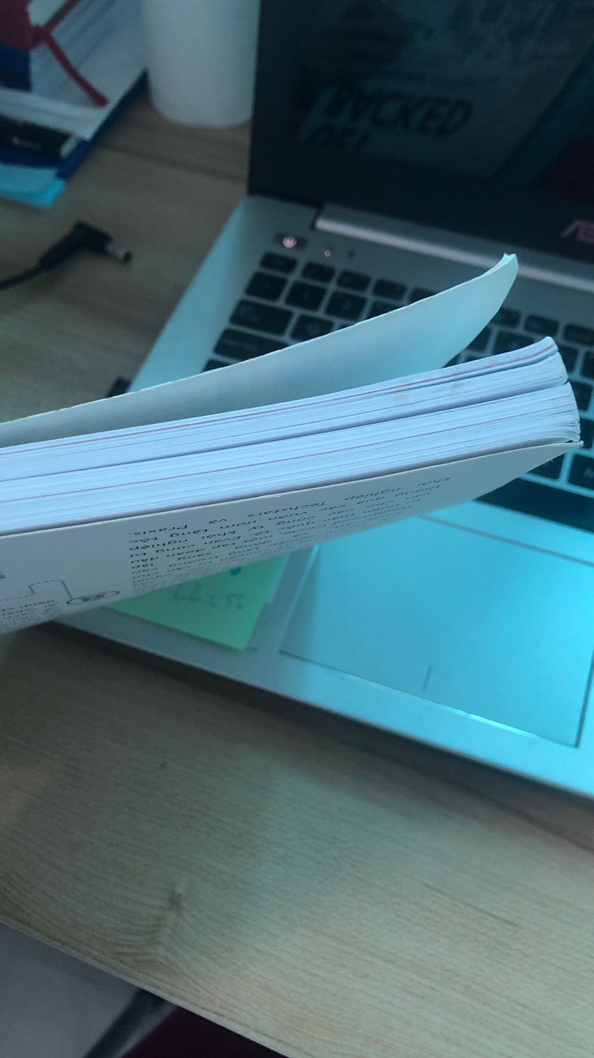 Sách màu trắng nên rất rõ những chỗ bị bận, quăn góc và cạnh sách bị ố