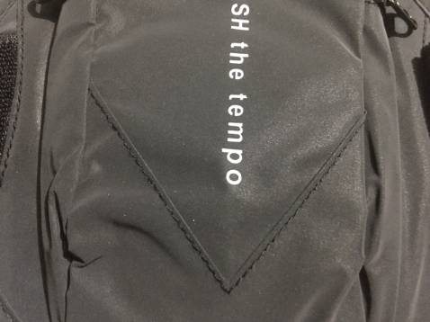 chất liệu đẹp, may chắc chắn, cái miếng dính kéo ra vào rất tốt, độ bám cho cảm giác tốt, miếng đêm ôm tay, và khi khoá sẽ không làm cấn da