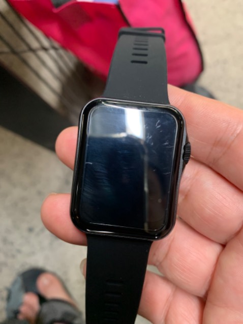 nhìn kiểu dáng đẹp, nhưng mặt đồng hồ bị 2 vệt xước nhỏ, không bóng