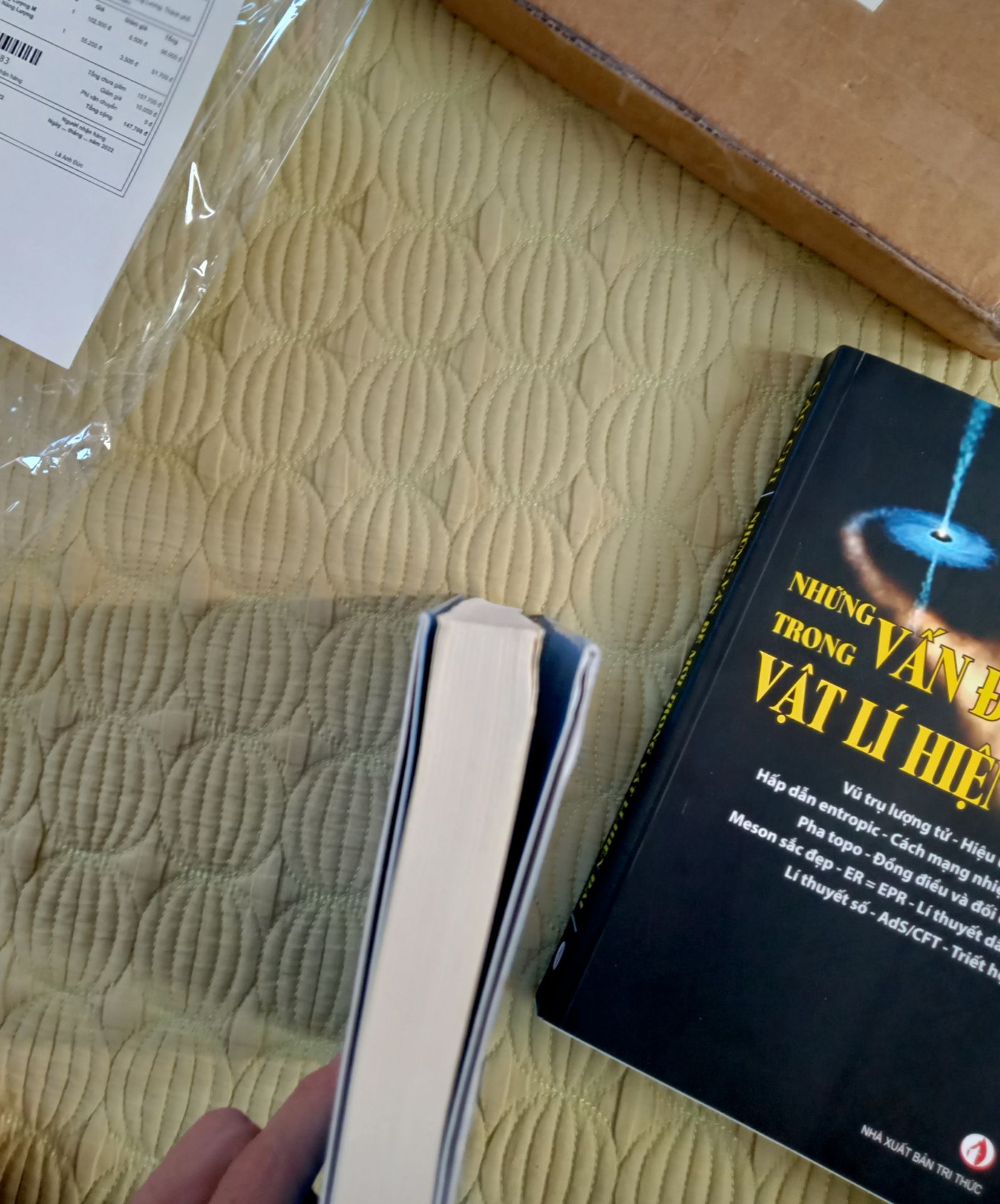 Sách đẹp, nhưng mà các cạnh bìa bị gập và gáy có vẻ cũ. Nội dung giáo khoa. J&T giao hàng trễ 1 ngày