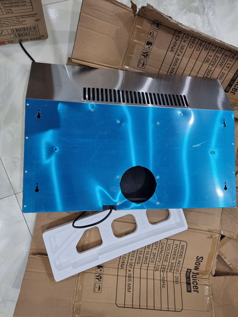 Vỏ máy bị móp méo , rất không hài lòng.