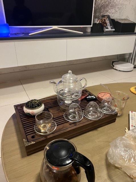 Thiết kế đẹp, chất gỗ ổn, sản phẩm to hơn mình dự kiến, Để bộ ấm chén thoải mái. Nói chung hàng lòng, giá quá tốt.