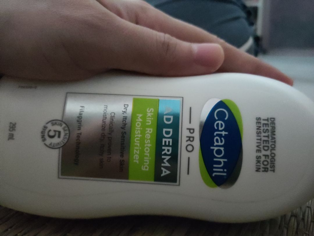 hàng giao ko giống hình minh hoạ? còn có cặn bẩn xung quanh viền các hình tem dán???