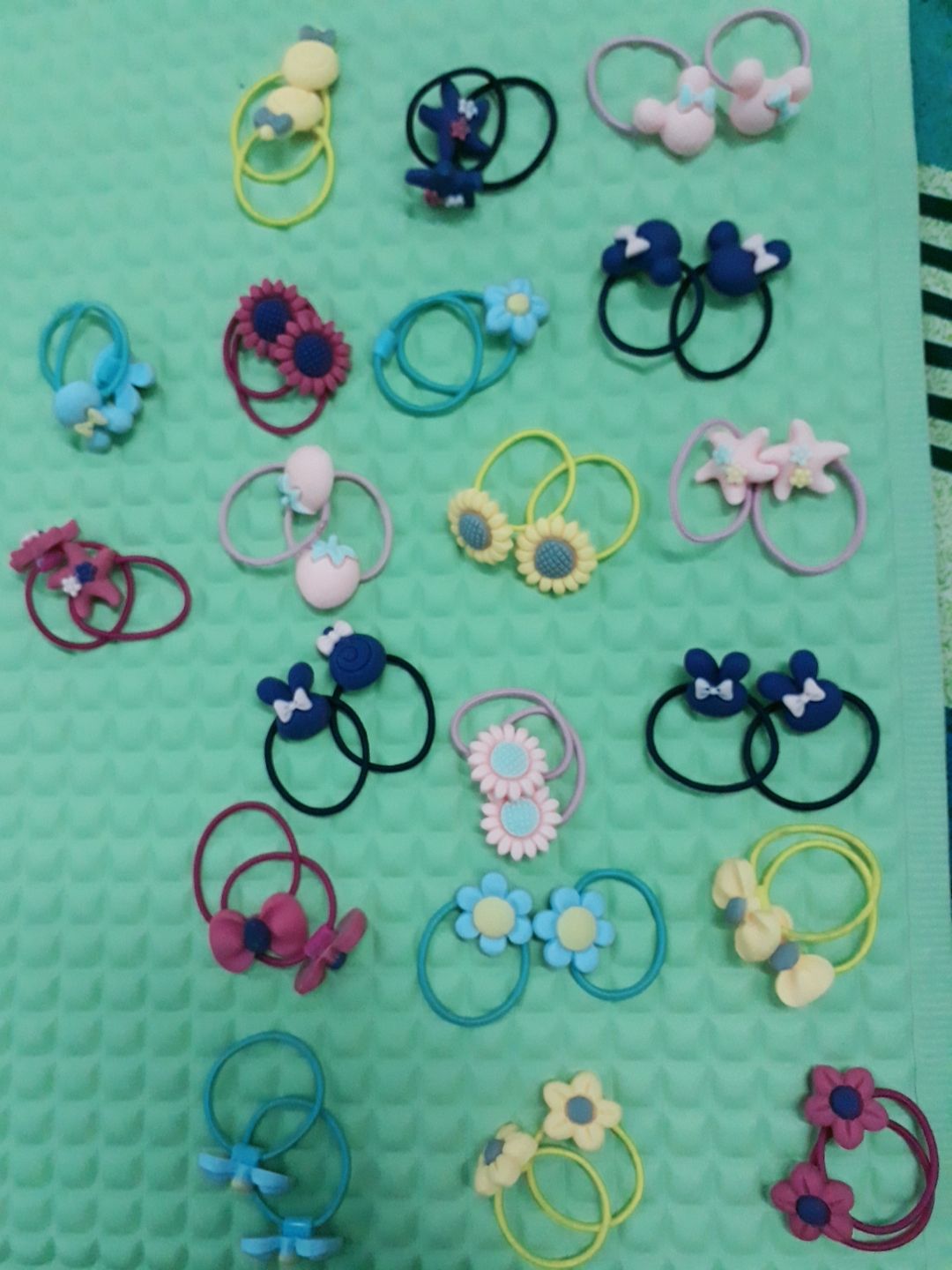 Hộp kitty có vẻ hơi mỏng, khi giao đến tuy có đóng gói nhưng hộp vẫn bị móp nhẹ. Dây thun thì họa tiết cute rất dễ thương, dây khá nhỏ. Mình cho 4sao vì trong 20 bộ có 1 bộ bị sai họa tiết, và 1 bộ bị sứt mất họa tiết (như hình)