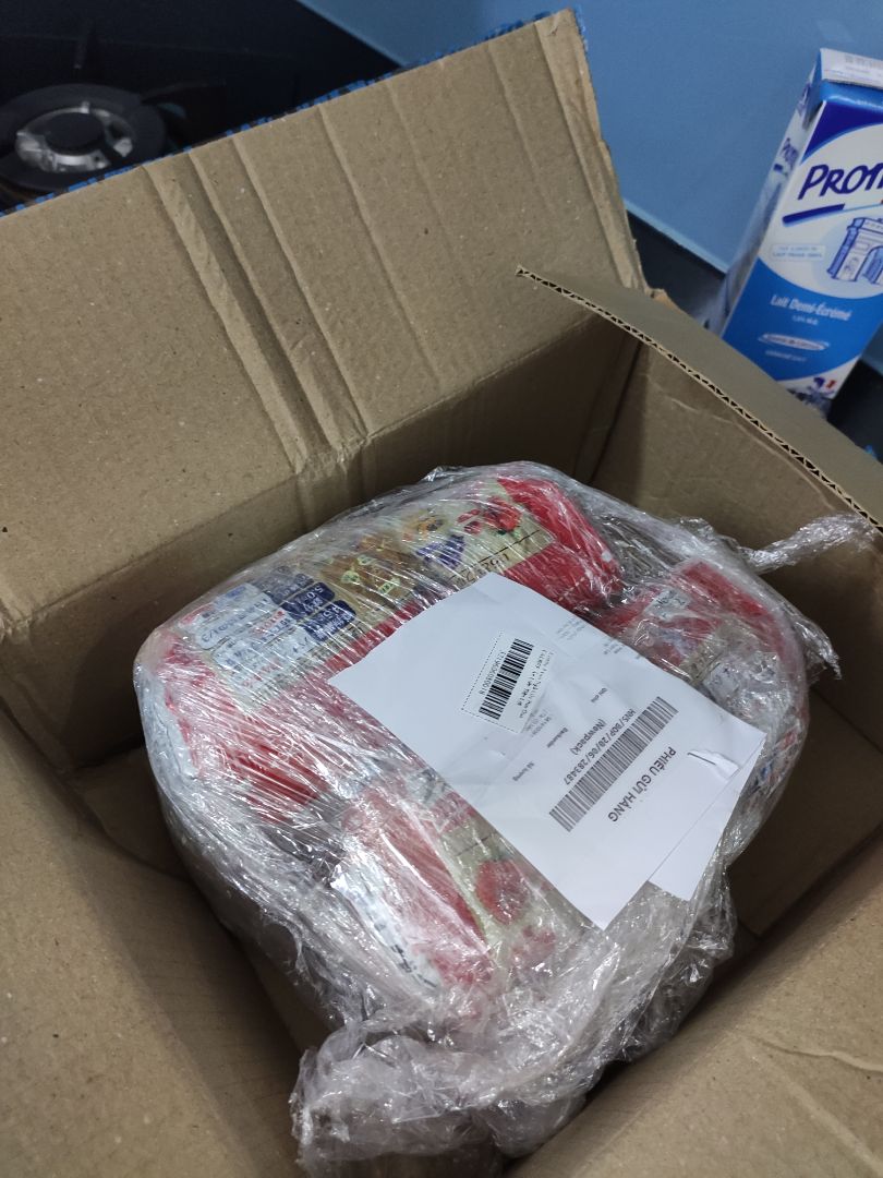 lần đầu tiên mua ở tiki mà bị thế này. Định để ăn hết bì cũ mới khui hàng nên mua cả tháng rồi hôm nay mới khui. Mua combo 3 gói thì gửi đúng 2 gói. Trong khi mỗi gói cả gần 200k