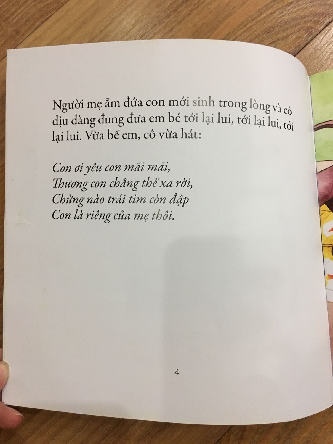 1 cuốn sách mang lại cho mình rất nhiều cảm xúc khó nói thành lời, chỉ biết là cực kỳ cảm động.
Sách hay, tranh minh hoạ rất đẹp. Khi đọc cho con nghe những trang cuối cùng, mình nghẹn ngào ko thể đọc tiếp nổi. Có lẽ do mình mới lần đầu làm mẹ, con mình vẫn còn bé nên mình cảm nhận được đầy đủ những cảm xúc mà tác giả muốn gửi gắm.
Rất mong mỗi ***, mỗi người con đều có 1 cuốn sách này cho riêng mình.