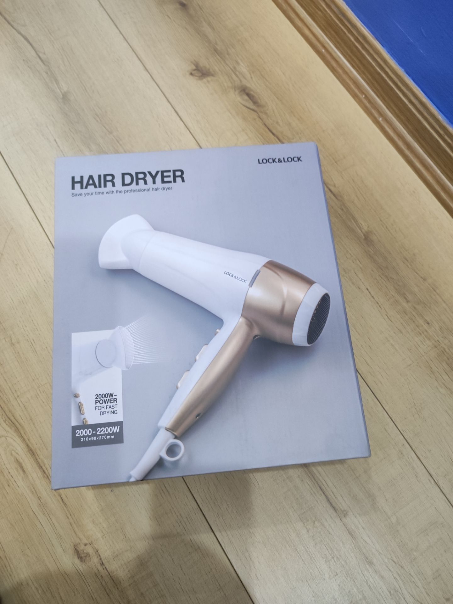 Sản phẩm đẹp, cầm nhẹ tay, gió không mạnh bằng máy Panasonic mình đang dùng nhưng với giá tiền hơn 300k là chấp nhận được. Sản phẩm k được đóng gói thêm hộp,chỉ bọc 1 lớp nilom nên về đến tay mình hơi móp méo,lần sau mong tiki đóng hàng cẩn thận hơn