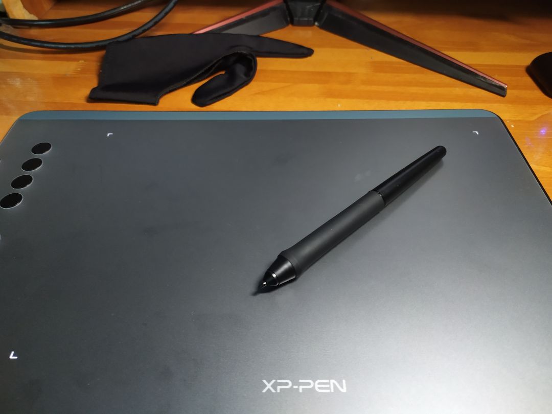 hi có hàng lâu rồi giờ mình mới review 
đầu tiên là mình cực kì hài lòng về dịch vụ của tiki lẫn cả htkh và đóng gói sản phẩm. Chuyện là đơn mình quá ngày hẹn giao tận mấy ngày nên mình đã *** tiki, và ngay hôm sau mình nhận được hàng dù hôm đấy là chủ nhật (mình không có tikinow). Và như các bạn thấy bao hàng của tiki rất chắc, tận 5-6 lớp nilông quanh hộp và còn có tem dễ vỡ nữa chứ. Nên mình luôn mua hàng ở tiki ở những điểm này
Thứ 2 là về sản phẩm
Sản phẩm của xp-pen thì chất lượng không bàn rồi, cả hộp sản phẩm nhìn rất thẩm mỹ và những phụ kiện kèm theo cũng được xp chu đáo tặng. Về trải nghiệm sản phẩm, bảng vẽ này có kích thước 6x10 inch như mô tả nên diện tích chiếm của nó cũng khá lớn nhưng không gian để đặt bút vào vẽ thì đương nhiên là thoải mái; mặt bảng khi đặt bút vào đi rất êm và có cảm giác như vẽ trên giấy trơn vậy, nhưng do mình sợ mặt bảng bị trầy xước nên dán tấm bảo vệ được tặng kèm (chu đáo ghê^^) nhưng cảm giác vẽ thì không được tốt so với ban đầu vì do chất liệu của tấm bảo vệ khác với mặt bảng rồi :D; cuối cùng là trải nghiệm của bản thân thì thọat đầu mình mới chuyển từ địên thọai sang máy tính để vẽ digi với bảng vẽ này nên cảm giác khá lạ và khó để vẽ 1 câch trơn tru được nhưng vấn đề này được giải quyết sau 1 tuần (tùy người). Nói chung là đây là sản phẩm rất đáng mua và dịch vụ của tiki sẽ không làm bạn thất vọng đâu!