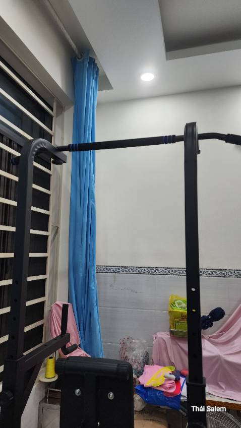 1.Khá ổn về mẫu mã, chất lượng chưa biết kkk. Giao hàng đầy đủ, đóng gói tốt.
2. Khi bắt ốc vào, siết vừa tay, ko là móp các ống trụ vuông, chú y có 4 miếng thép dài đê ghép vào chân đế.
3. Người cao dưới 1.75m hít xà là vừa, chân ko chạm đất, người nặng trên 80kg thì nên bắt cố định chân đế xà sẽ đỡ rung lắc.