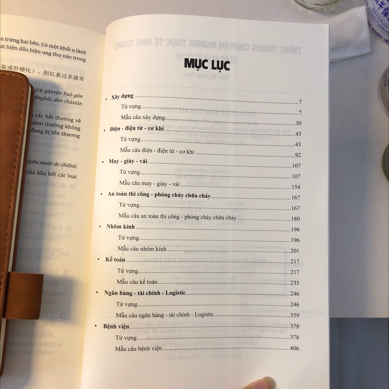 Đóng gói chắc chắn, giao hàng nhanh, a shipper nhiệt tình!
Chất lượng in ấn tốt, chỉ là chắc do quá trình vận chuyển góc sách bị nhàu.