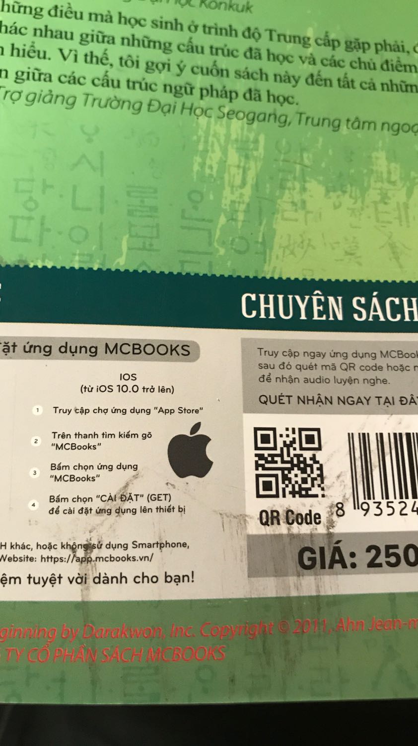 Sách nhìn chung thì tạm ổn thôi ạ, mình nghĩ là sách mới thì nên có bọc nilong ở bên ngoài như thế thì khi đóng gói mới không ảnh hưởng đến sách. Lúc nhận về thì mình thấy sách bị quăn ở góc và còn bị bẩn ở đằng sau kia nữa ạ :(( Sách nhìn chung thì tạm ổn thôi ạ, mình nghĩ là sách mới thì nên có bọc nilong ở bên ngoài như thế thì khi đóng gói mới không ảnh hưởng đến sách. Lúc nhận về thì mình thấy sách bị quăn ở góc và còn bị bẩn ở đằng sau kia nữa ạ :((
