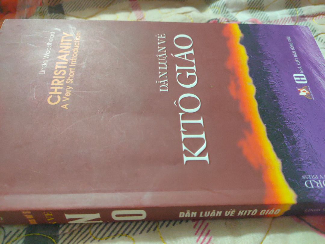 Đầu tiên xin nói là chất lượng dịch quá tệ (hay là do nguyên gốc đã kém rồi), cảm giác đọc rất không trôi chảy, lủng củng. Về nội dung thì người mới tiếp cận không đánh giá nhiều, nói chung mang tính dẫn dắt nên khát quát về lịch sử Kitô, quá trình phát triển và chia nhánh của nó. Mình nghĩ ai thiên về chuyên sâu thì CÓ THỂ mua, còn về tìm hiểu mô hình, tổ chức, nghi lễ như mình thì ko phù hợp