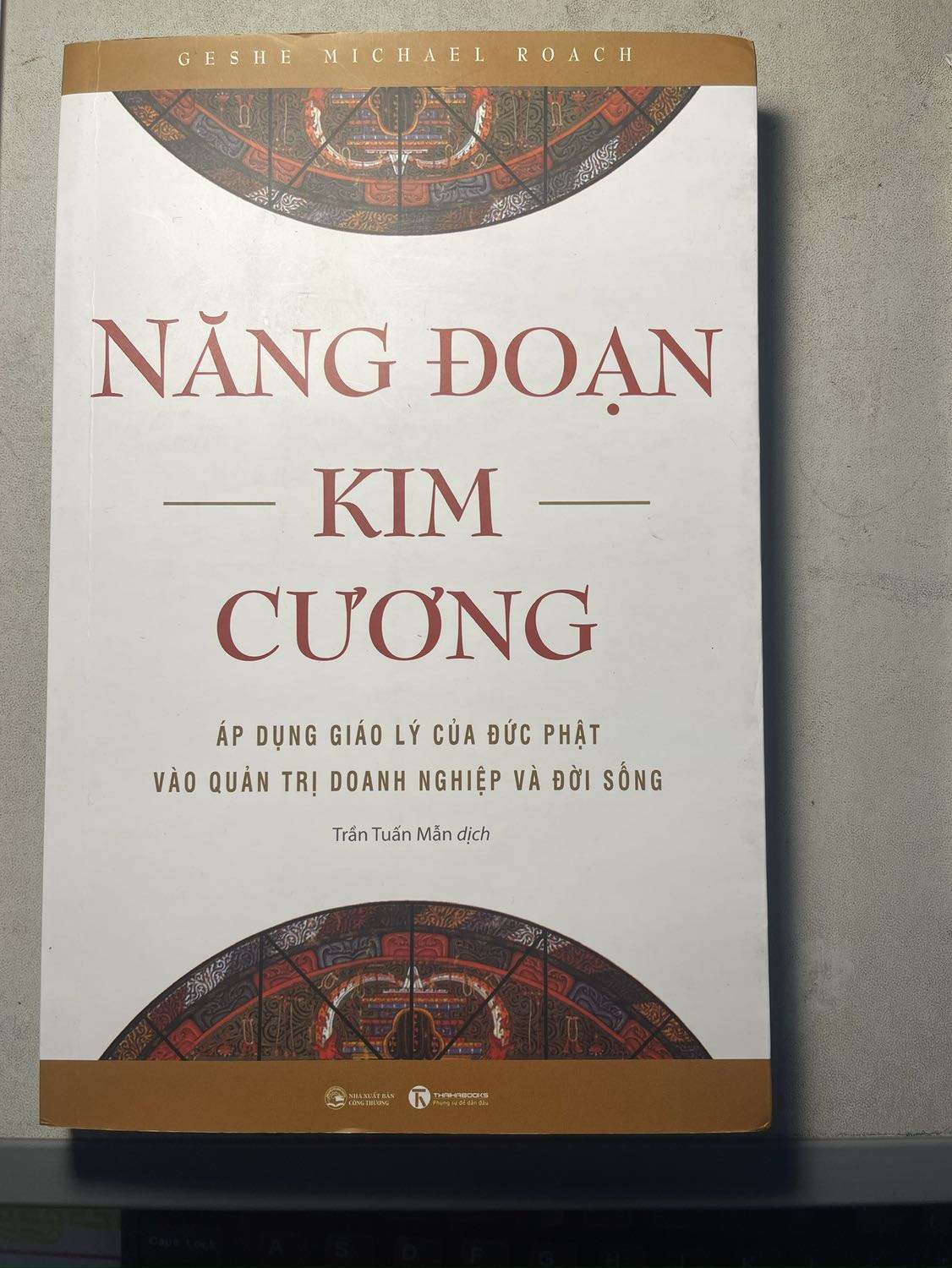 Sách tốt nhưng giao hàng hơi chậm.