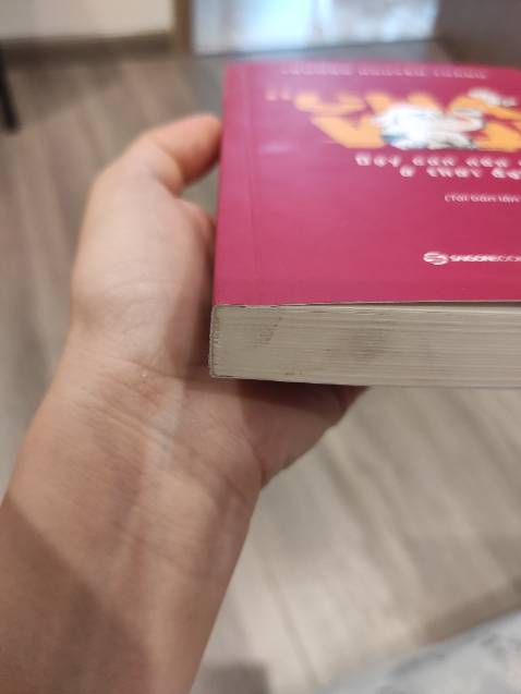 Sách dơ và hộp gói bị thủng. Tôi không mua sách Tiki nữa