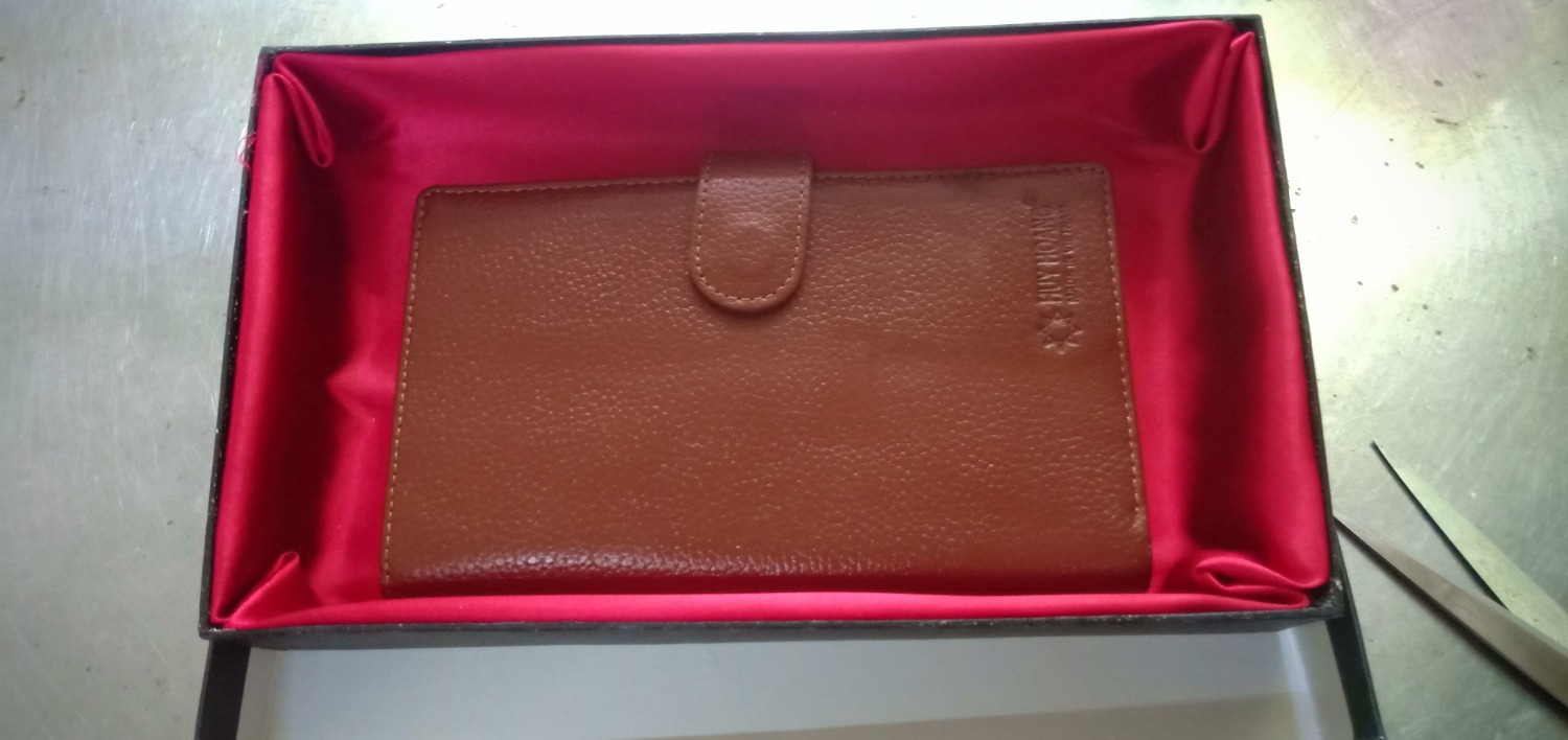 Ví rất đẹp để đủ mọi giấy tờ, da rất đảm bảo 100% da bò luôn