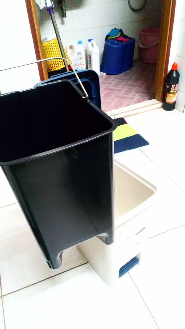 Chất liệu nhựa và quai inox tốt. Tuy nhiên bàn đạp có vẻ hơi lỏng lẻo, hy vọng xài được 1-2 năm. Giá 148k gồm ship trong SG.