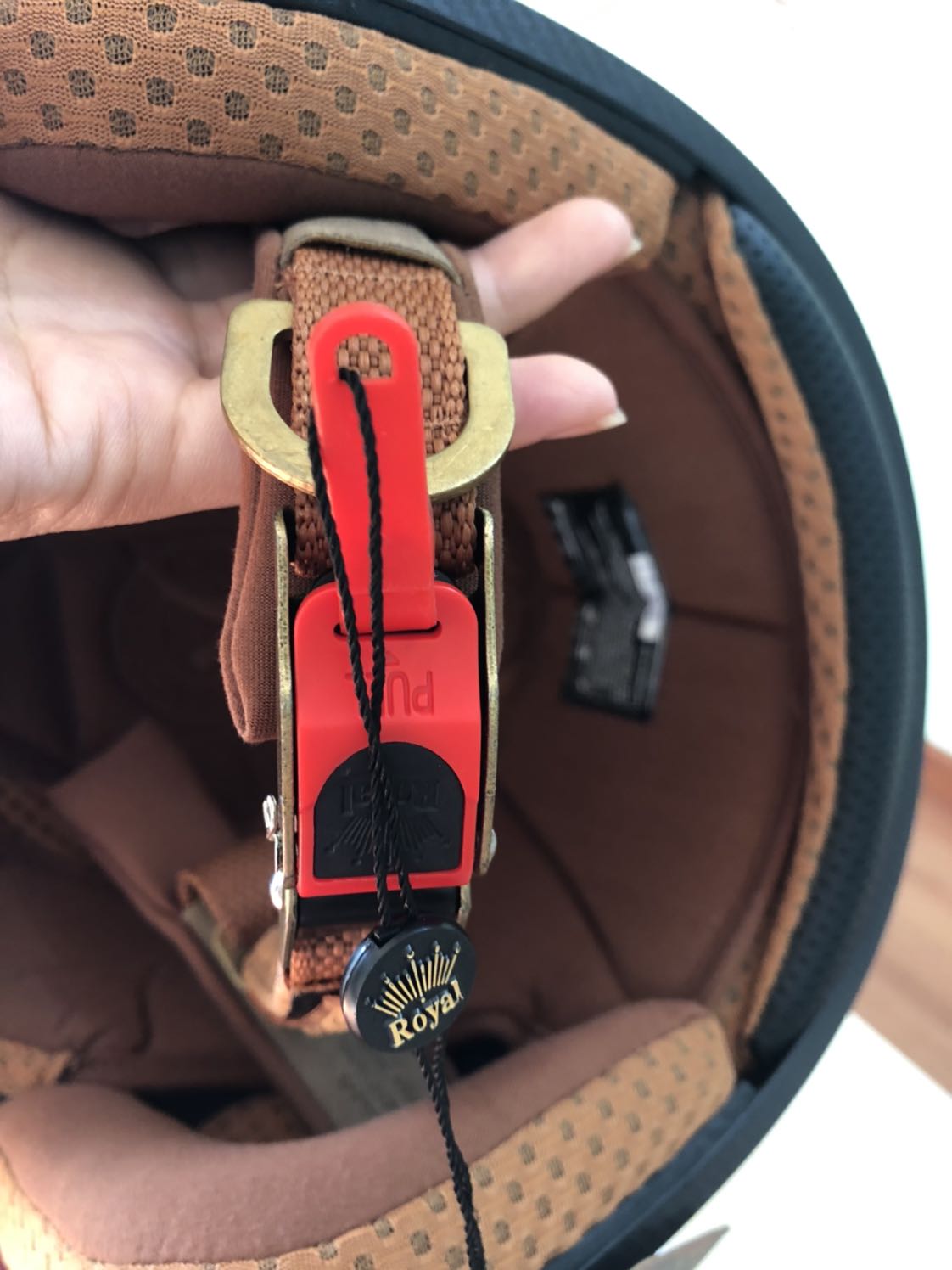 Sản phẩm đẹp, đúng hình ảnh, gói kỹ. Đội thoải mái êm, thông gió, giảm độ ồn nhưng vẫn nghe được âm thanh xung quanh rất tốt. Kính sáng tốt che kín hết đến cằm.