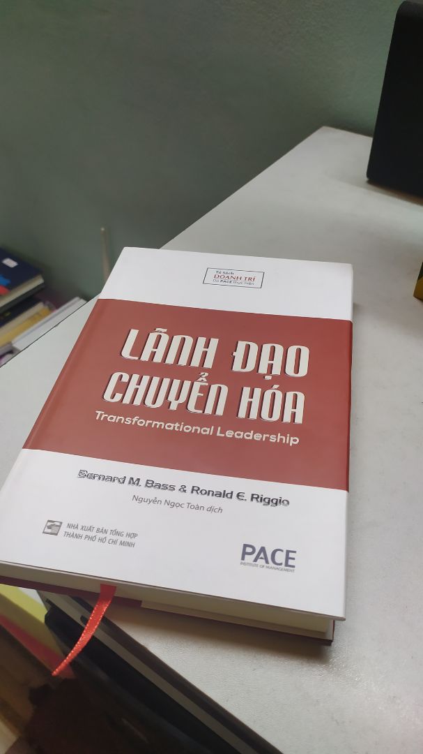 Sách bìa cứng, được trình bày rất đẹp. Có điều là phần chú thích cuối sách rất nhiều, mất 1/10 tổng số trang sách