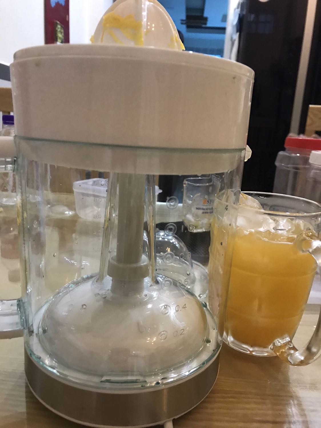 Giá 275k; sản phẩm có hai chức năng cho nước ép ra trực tiếp hoặc lưu trữ trong bình 1.2l. Rửa vệ sinh dễ dàng và nhanh chóng. Có nắp đậy che trục xoay chống ruồi nhặn.