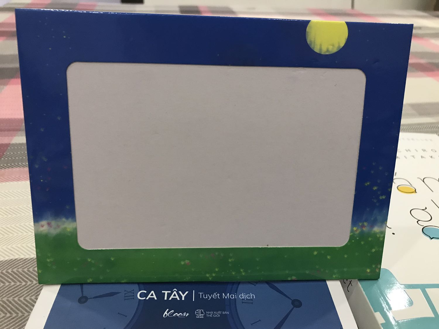 Định đọc xong hết rồi Review nhưng thôi, chỉ biết nói là quá dễ thương và giao hàng quá nhanh.
Cảm ơn Tiki vì những cuốn sách 🥰
Mình đã quá mấy cái tuổi dùng mấy thứ tặng kèm này rồi nhưng mà đc tặng vẫn thấy thích, cảm giác tuổi thơ mộng mơ gì đâu à 😜