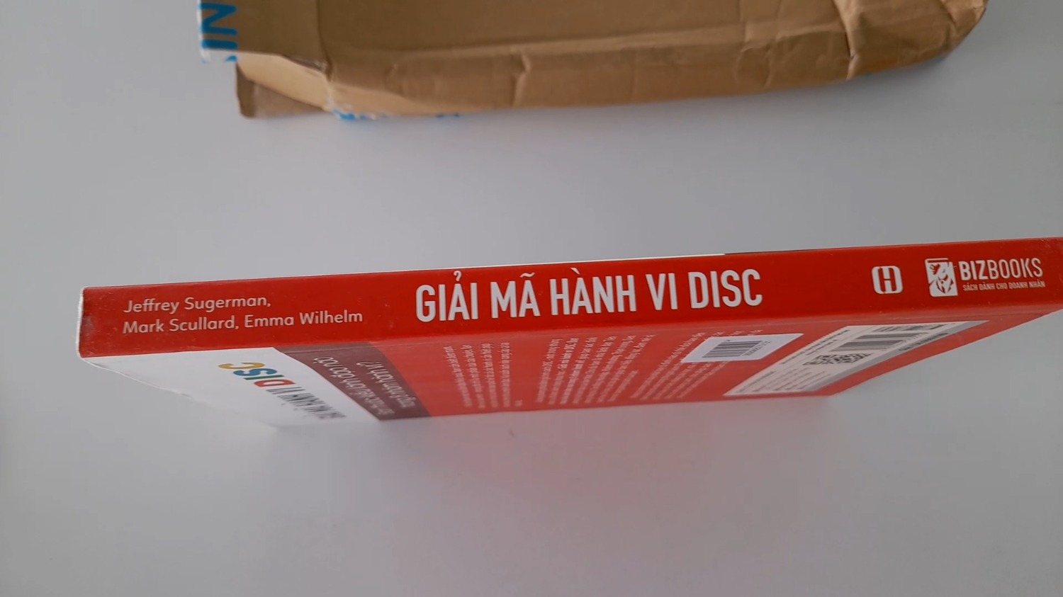 Sách này đáng mua, do là khi chúng ta hiểu được tính cách, sở thích,  của những nhóm người, ta có thể nhanh chóng biết được khách hàng mong đợi điều gì, khách hàng quan tâm điều gì nhất,

Từ đó chúng ta khai thác những lợi thế sản phẩm, phù hợp với mong đợi đó của khách hàng, khả năng bán hàng sẽ cao hơn nhiều.