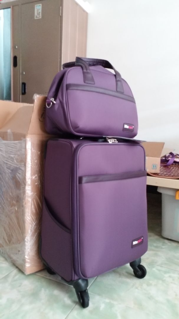 Vali và giỏ đều đẹp. Mình có 1 vali của nhãn hàng này đã dùng được cả 10 năm vẫn còn tốt, chỉ tróc viền bằng vải nhựa, nên chọn mua. Nhưng sản phẩm có quai da simili hơi tróc, nhưng chấp nhận được. Nên mua!