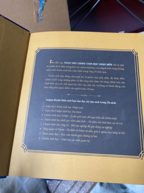 Sách được bọc cẩn thận, có lớp bóng kính nữa mà mình bóc ra rồi. Sách mới, nặng cầm thích tay, về bề ngoài thì không có lỗi gì🤍